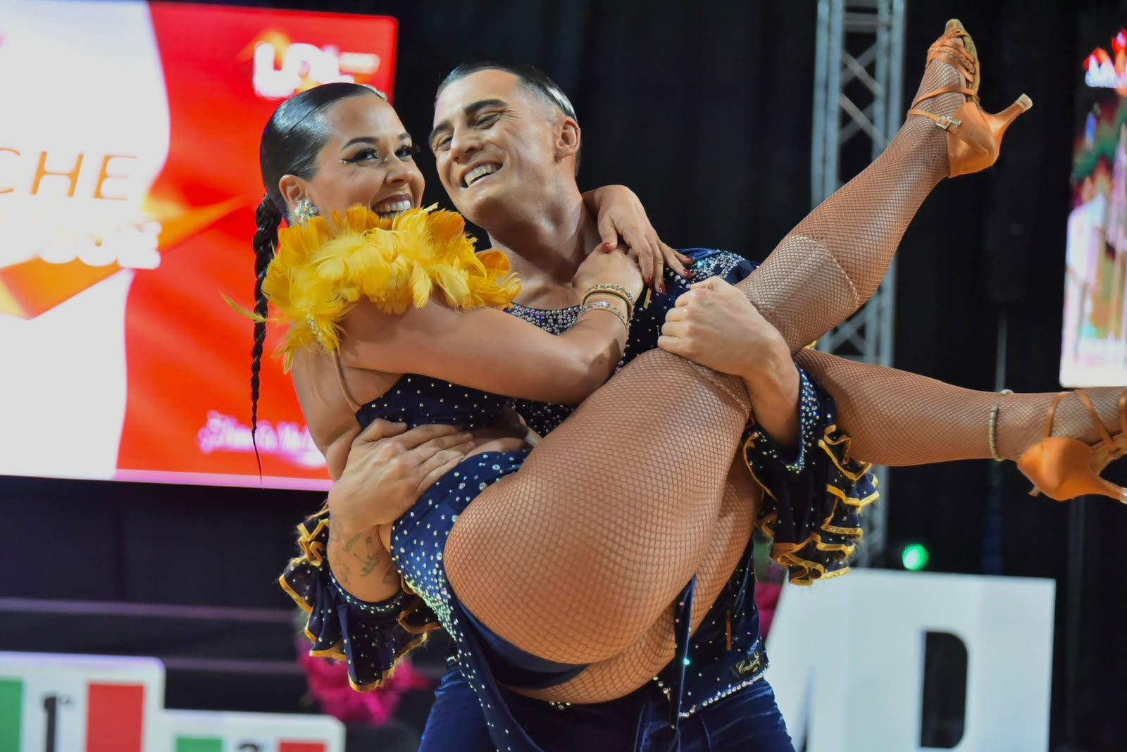 Coppia in una presa acrobatica alla Sicily Dance League