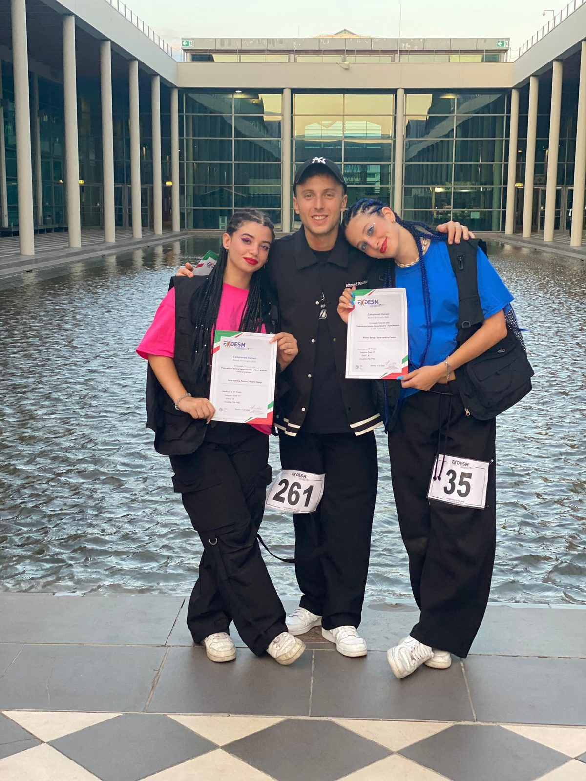 La squadra hip hop della scuola con il coach ai Campionati Italiani di Rimini