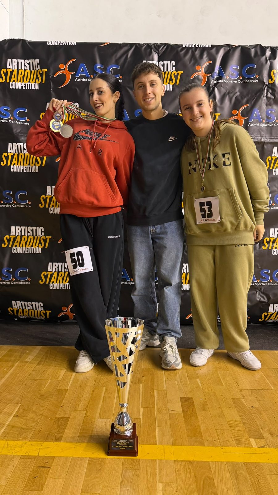 Ballerina hip hop della scuola con il trofeo