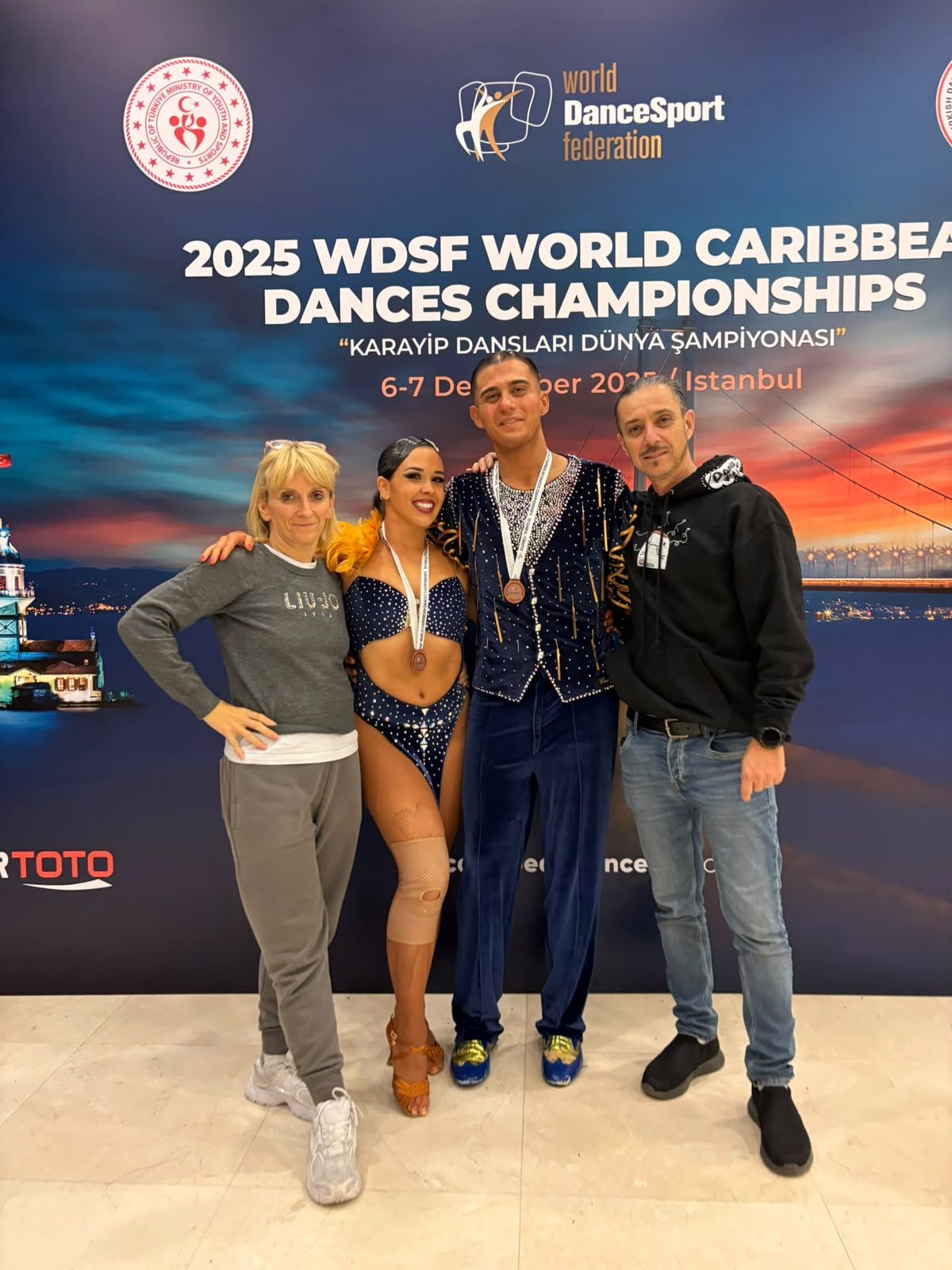 Lo staff con la coppia ai Mondiali di Istanbul